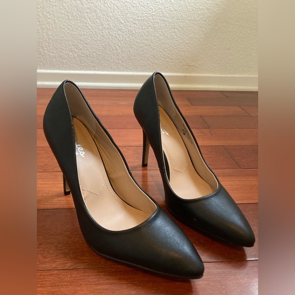Charles Black Pointed Toe Pumps - Picture 2 of 4